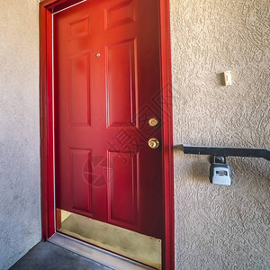 方形框架亮红色公寓或房门带黄铜踢板图片