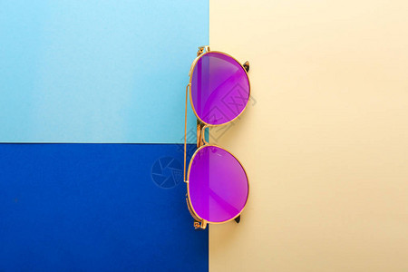彩色背景上的时尚太阳镜背景图片