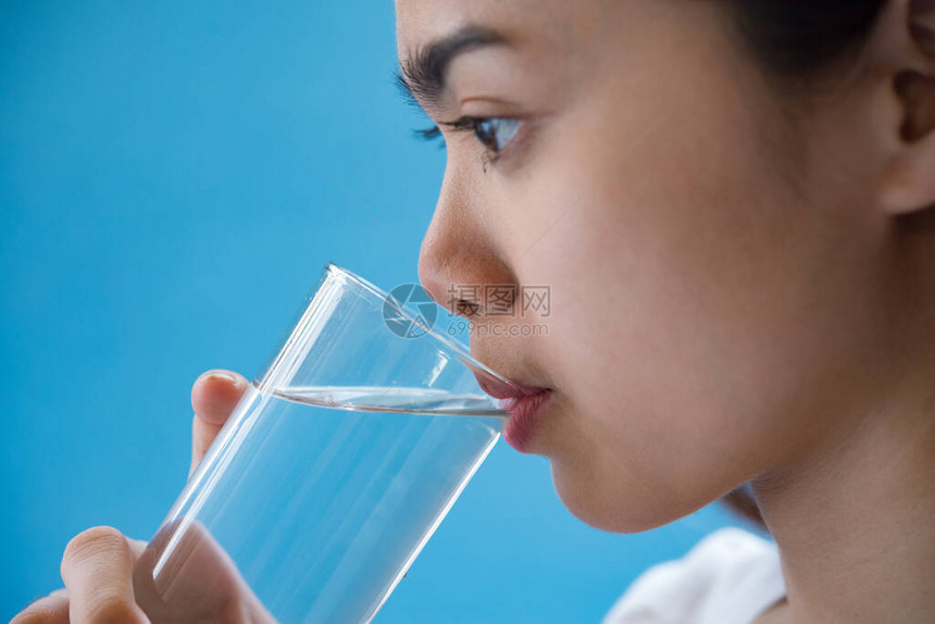 女人吃药后喝水图片