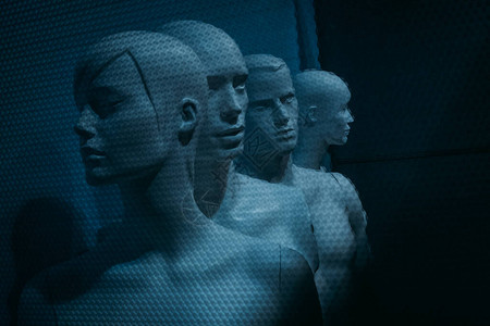 商店橱窗里的一组不同的人体模型图片