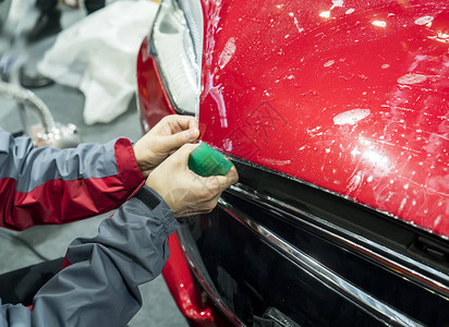 工人用抹刀安装汽车漆面保护膜背景图片