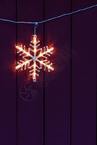 冬天圣诞节期间挂在木屋外的电星图片