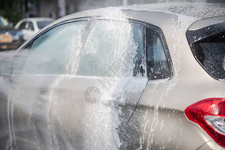 在户外使用高压水清洗车现代车被水覆图片