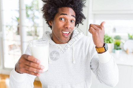 非洲裔美国人拿着一杯牛奶图片