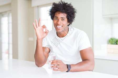 非裔美国人在家喝一杯水用手指做好手势图片