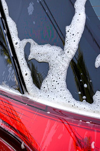 用流动的水和泡沫洗车图片