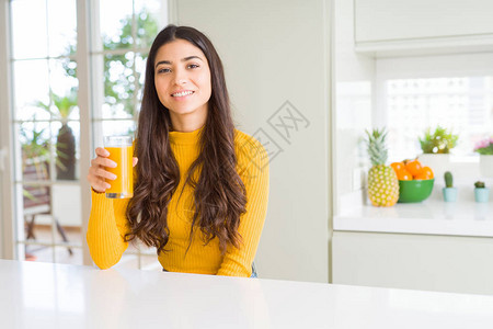 年轻女子喝一杯新鲜橙汁图片