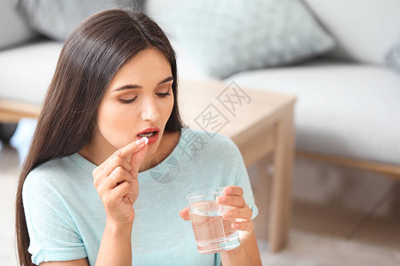 在家吃药的年轻女人图片