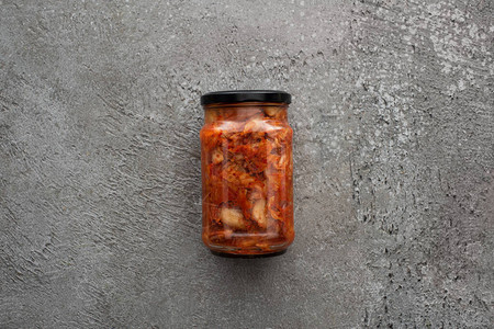 灰混凝土背景的罐子中的kimch图片