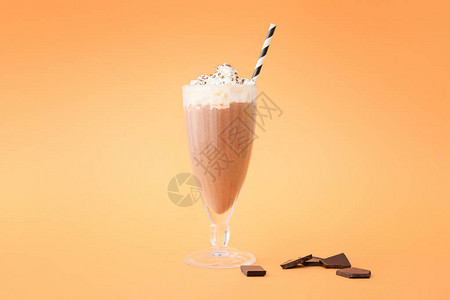 彩色背景上的一杯美味巧克力奶昔图片