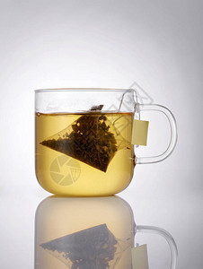 灰色背景茶包玻璃茶杯特写图片