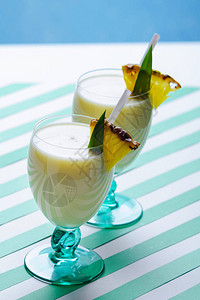 有菠萝的奶昔和绿水条背景的co图片