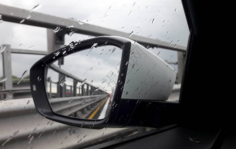 在雨中乘车旅行图片