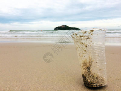 塑料玻璃沙滩上的垃圾图片
