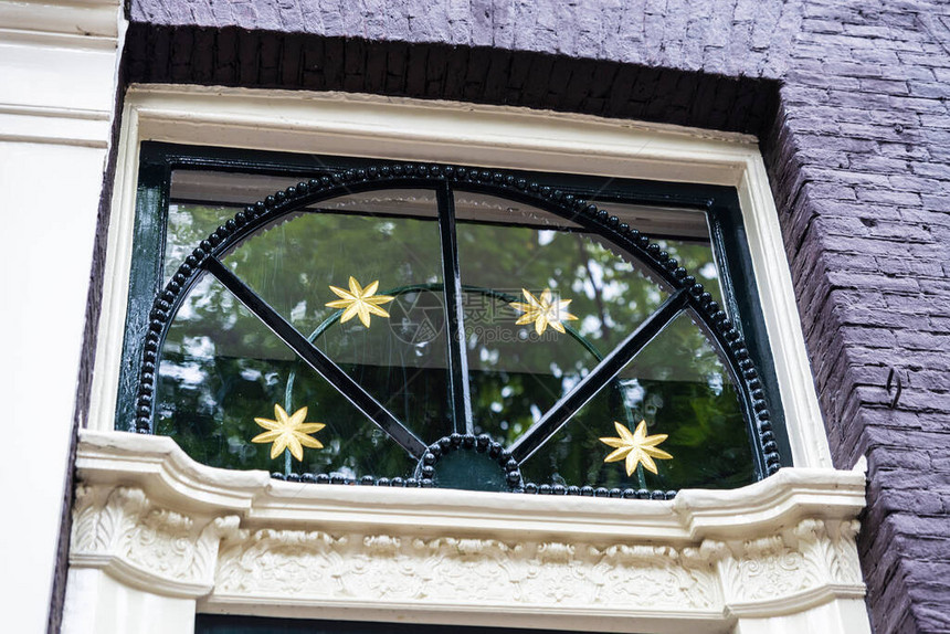 在荷兰阿姆斯特丹老城一座古老的传统斜坡房屋的金星上装饰图片