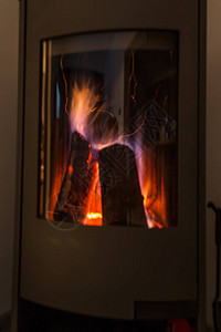 壁炉里的火焰透过玻璃看背景图片