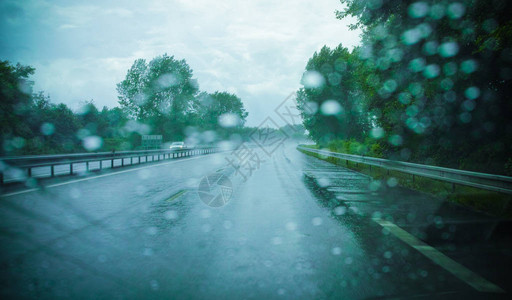 雨中驾驶雨中的汽车和道路通过前窗图片