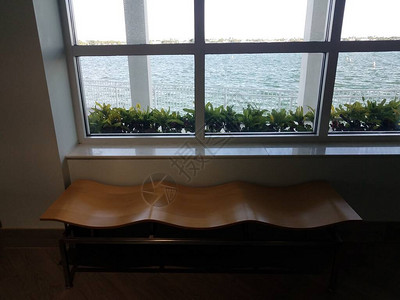 带窗户和海水或海水的波浪木长凳图片