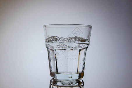 玻璃杯里有泡沫的静水背景图片