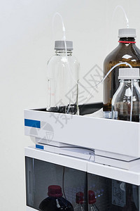 用于化学或制药实验室有机化合物分离的HPLC系统上图片