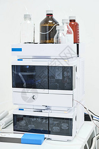 用于化学或制药实验室有机化合物分离的HPLC系统上图片