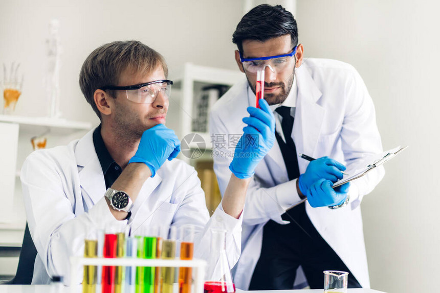专业科学家在现代实验室进行化学实验的同时在试管中混合化学图片