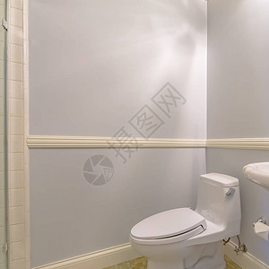 方形框架带有独立水槽和厕所的房子的浴室内部玻璃墙内的淋浴在安装在墙上图片