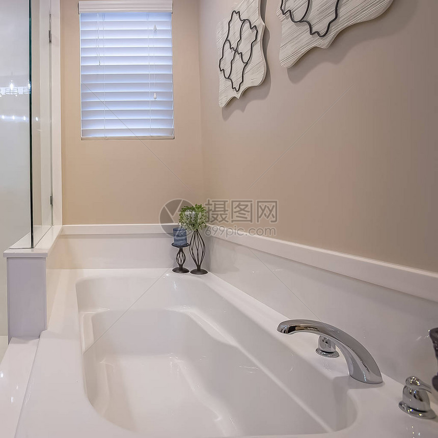 方形玻璃墙淋浴间和浴室内闪亮的浴缸房间内还可以看到带百叶窗的户墙壁装饰观图片