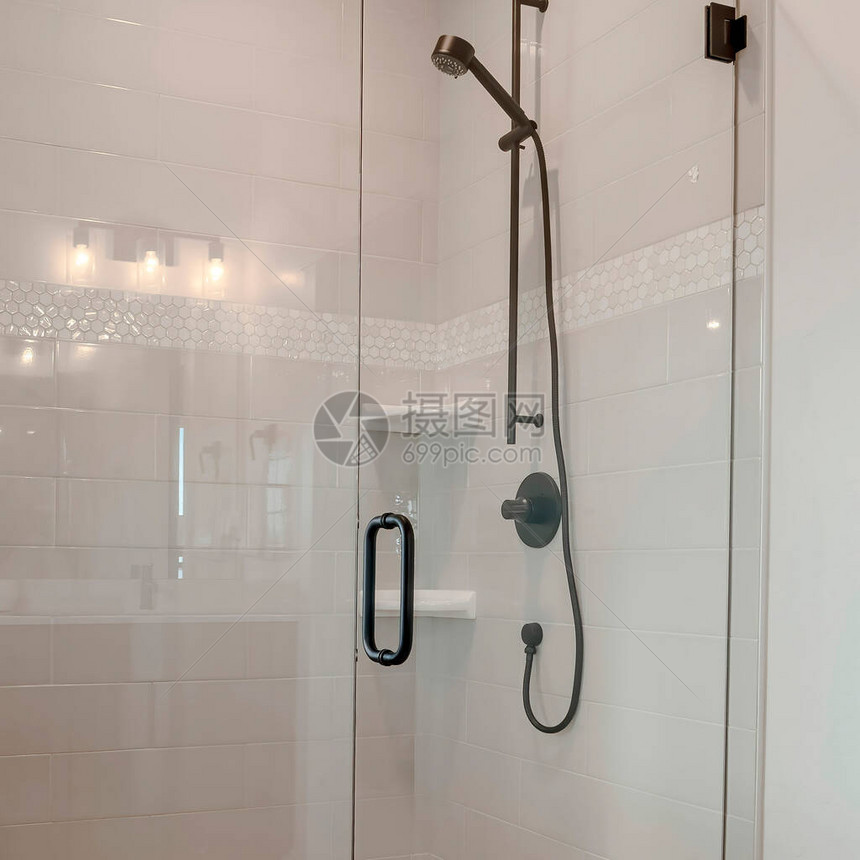 方形框架浴室淋浴间图片