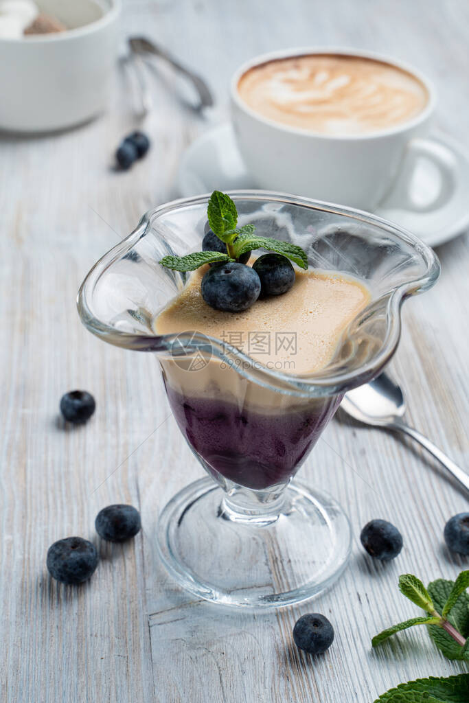 层蓝莓慕丝薄咖啡层白木本底一图片