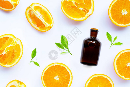橙色精油与白色背景上的新鲜水果顶视图图片
