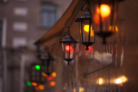夜晚的老式路灯下灯火通明的路灯装饰灯城市暮色中带图片