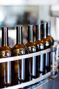 现代酒厂装瓶机中的玻璃瓶图片