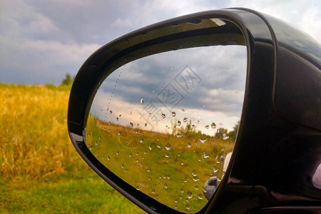 雨滴落在车镜上农村图片