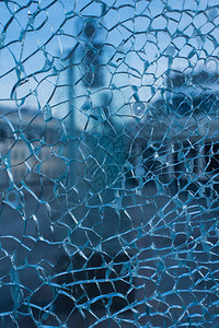 街道穿过破碎的玻璃破裂图片