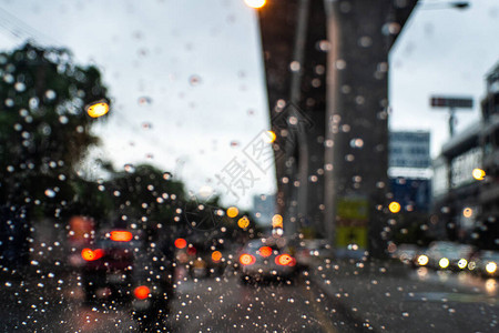 雨天时交通堵塞透过窗户看望着图片