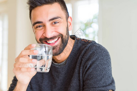 英俊的男人喝了一杯新鲜的水图片