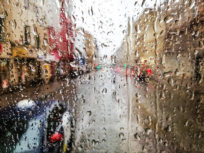 在电车的湿玻璃窗上紧贴雨滴图片