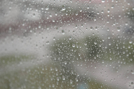 雨滴落在窗户上下雨天浅景深图片