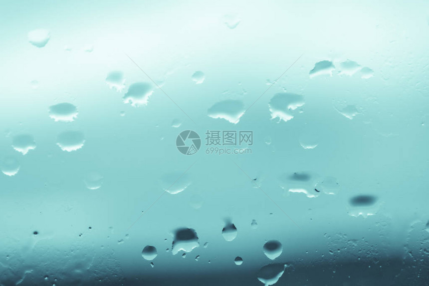 玻璃上的雨滴图片