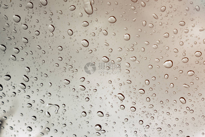 许多雨滴在雨季的清晰玻璃上图片