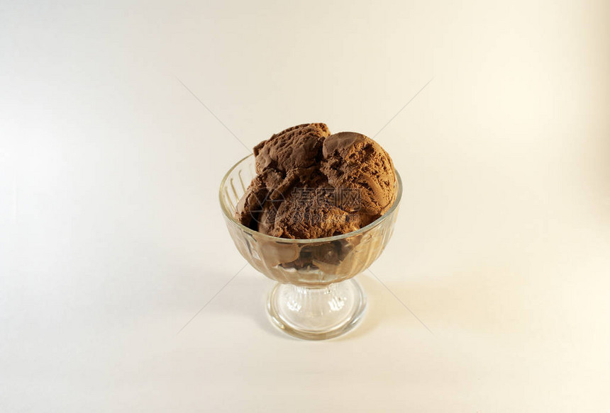 巧克力冰淇淋加坚果糖果和饼干图片