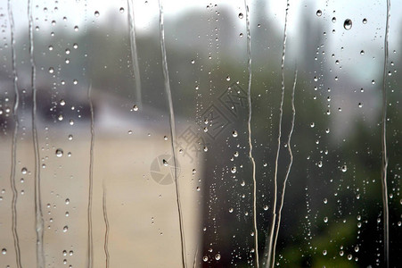 雨滴落在窗户上下雨天浅景深图片