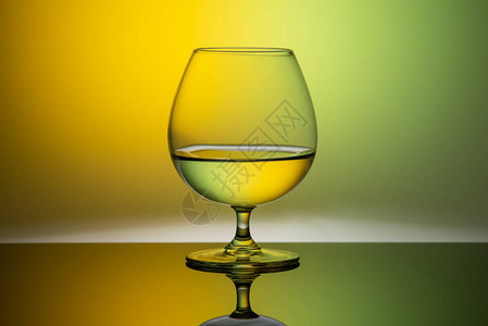 多彩背景的一玻璃杯水图片