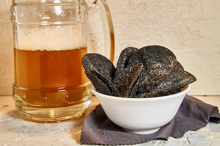 黑薯条和啤酒精饮料和小吃原味啤酒小吃添图片