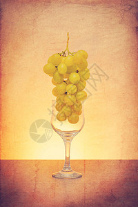 葡萄酒杯中葡萄作为原料而不是使用复古过滤器的最图片