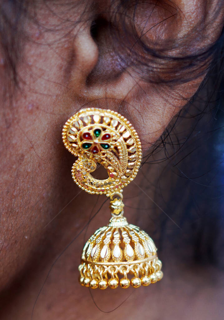 查封印度妇女耳饰传统和文化从图片