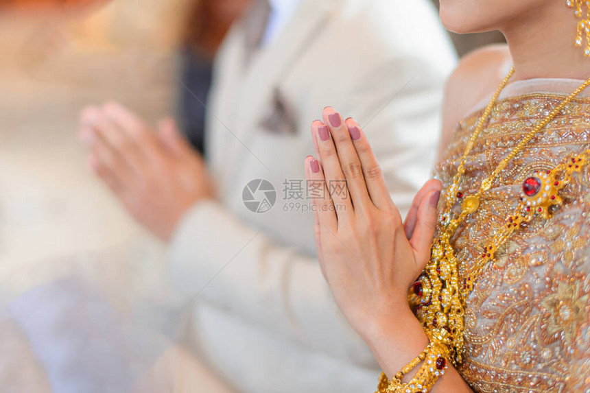 泰国传统问候与新娘和新郎的手泰国图片