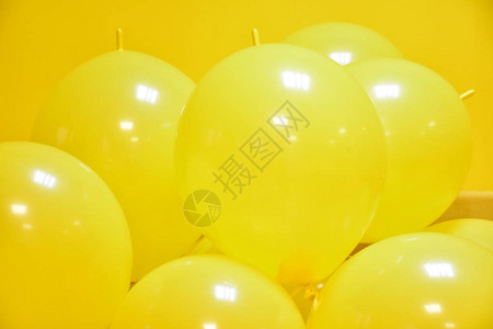 黄色背景上的黄色充气球图片