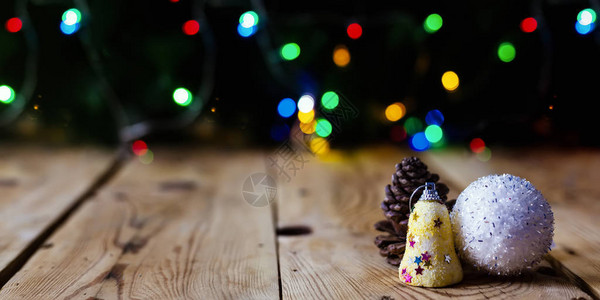 圣诞装饰与明亮的散景灯圣诞节时间的神奇冬天圣诞玩具和球在老式木桌上的圣诞装饰出现圣诞装饰品复制文本背景图片